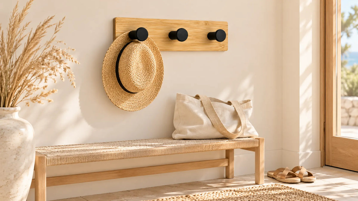 Entrée d’été avec patère en bambou à trois crochets noirs et chapeau sec
