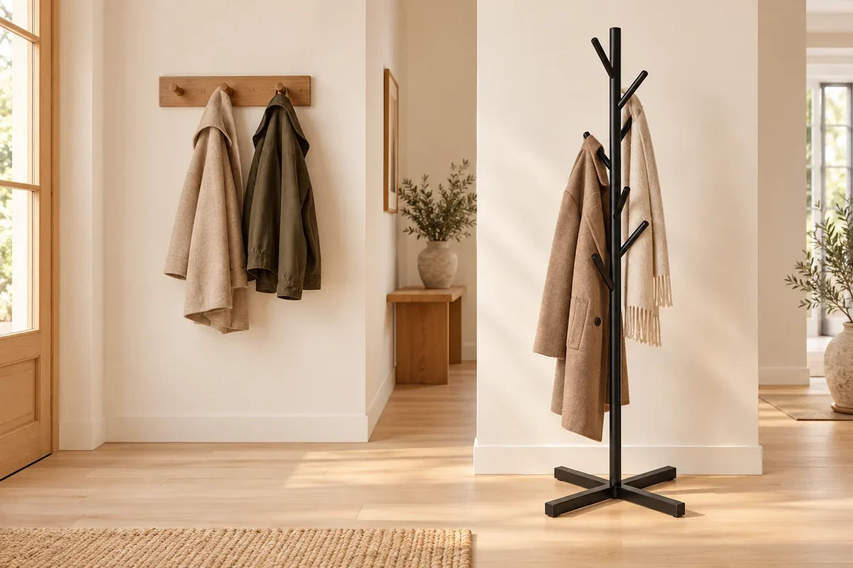 Comparaison porte-manteau mural et sur pied dans une entrÃ©e
