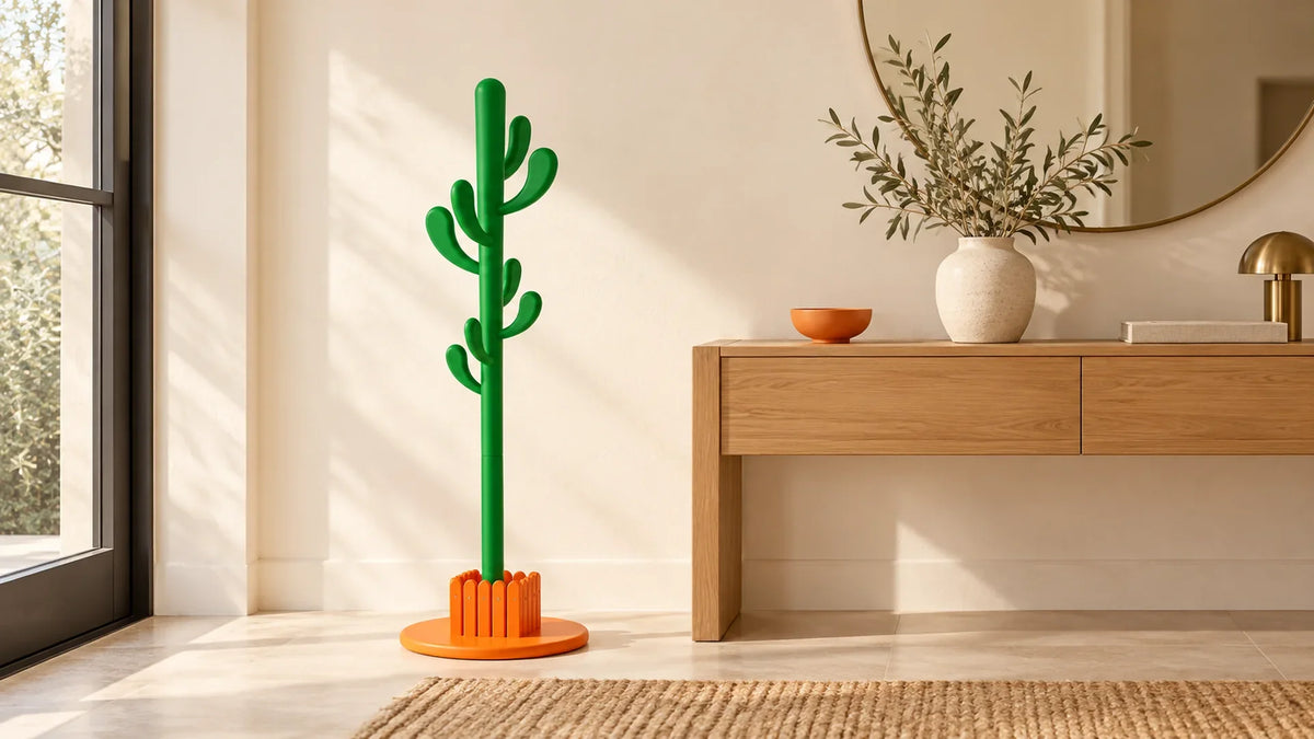 Porte-manteau cactus vert à socle orange dans une entrée aux tons neutres