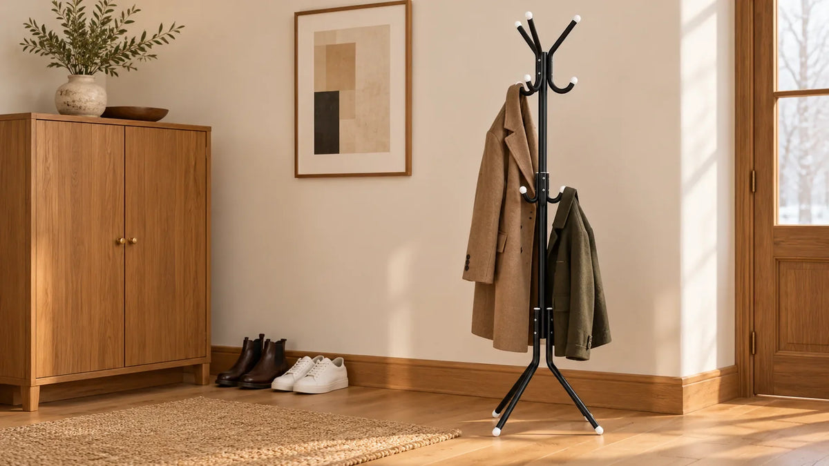 Entrée avec porte-manteau arbre noir, deux vêtements secs et une armoire de réserve