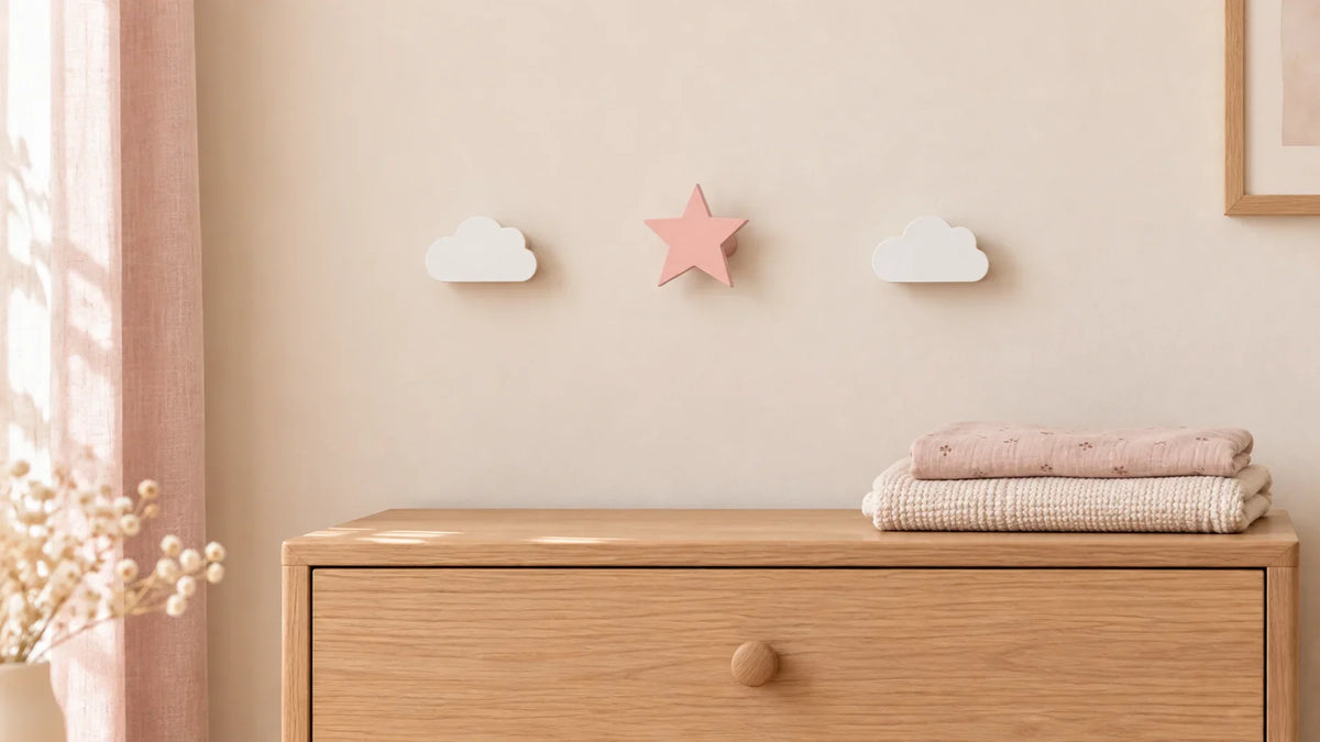 Patères nuages blancs et étoile rose dans une chambre d’enfant