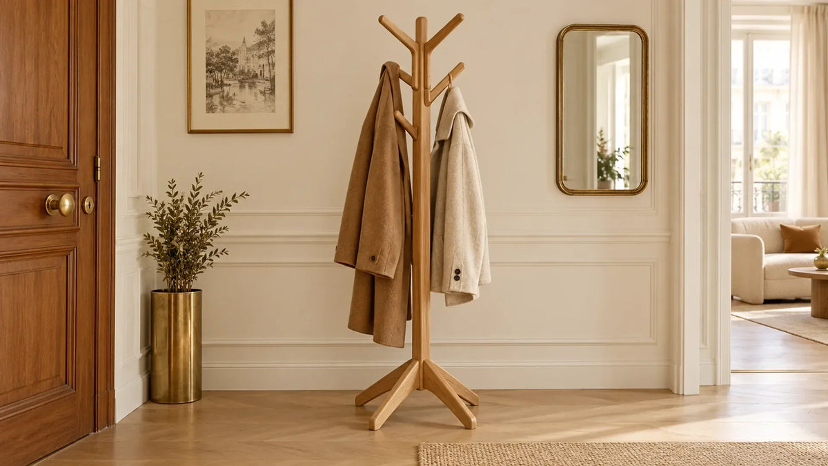 Illustration d’un porte-manteau sur pied dans une entrée, avec des vêtements répartis de chaque côté