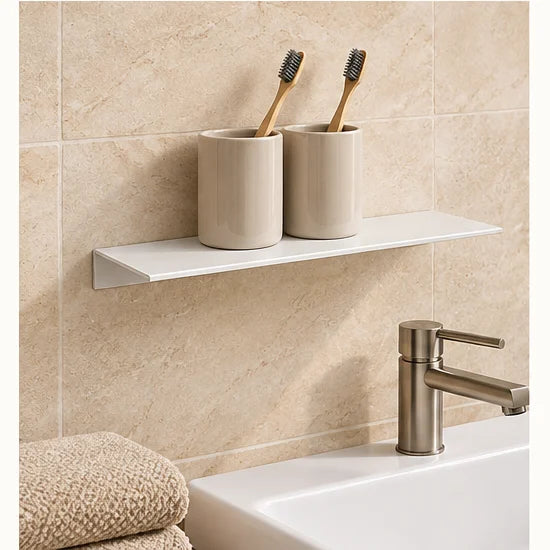 Étagère salle de bain aluminium blanche 30 cm : illustration près du lavabo
