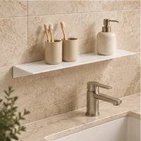 Étagère salle de bain aluminium blanche 50 cm : illustration près du lavabo