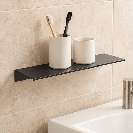 Étagère salle de bain aluminium noire 30 cm : illustration près du lavabo