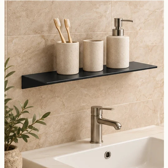 Étagère salle de bain aluminium noire 50 cm : illustration près du lavabo