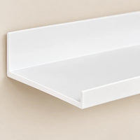 Étagère salle de bain avec rebord blanche 30 cm : détail photographique de la matière et du rebord