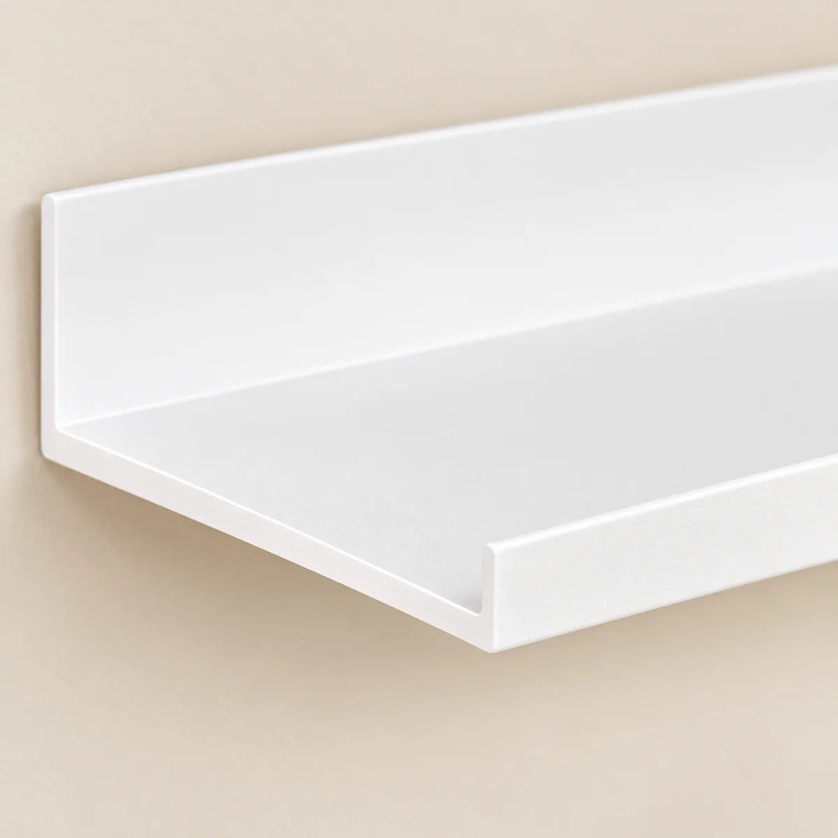 Étagère salle de bain avec rebord blanche 30 cm : détail photographique de la matière et du rebord