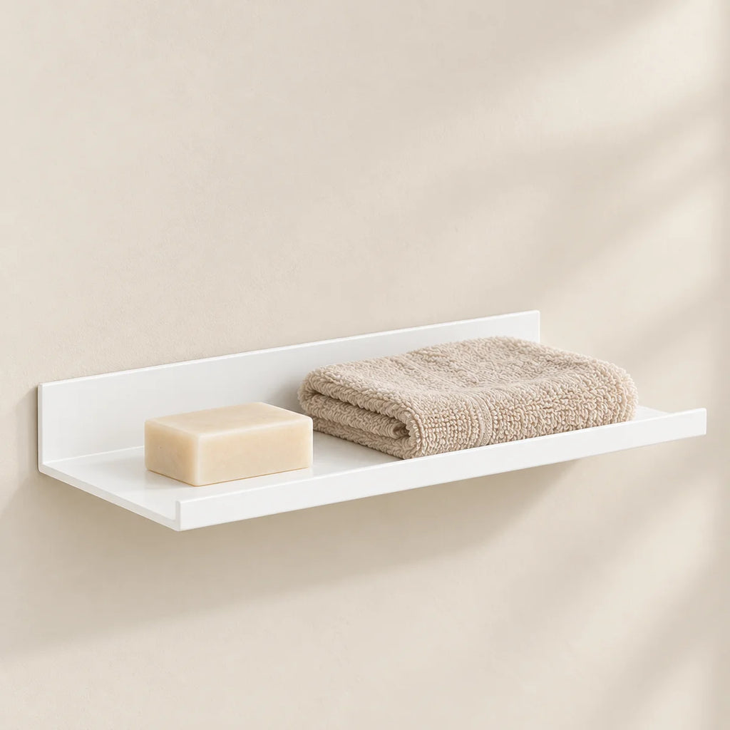 Étagère salle de bain avec rebord blanche 30 cm : mise en situation avec un savon et un linge comme repère, accessoire non inclus