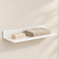 Étagère salle de bain avec rebord blanche 30 cm : mise en situation avec un savon et un linge comme repère, accessoire non inclus