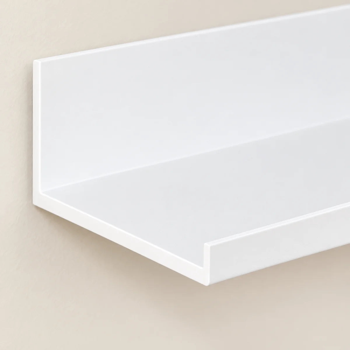 Étagère salle de bain avec rebord blanche 40 cm : détail photographique de la matière et du rebord