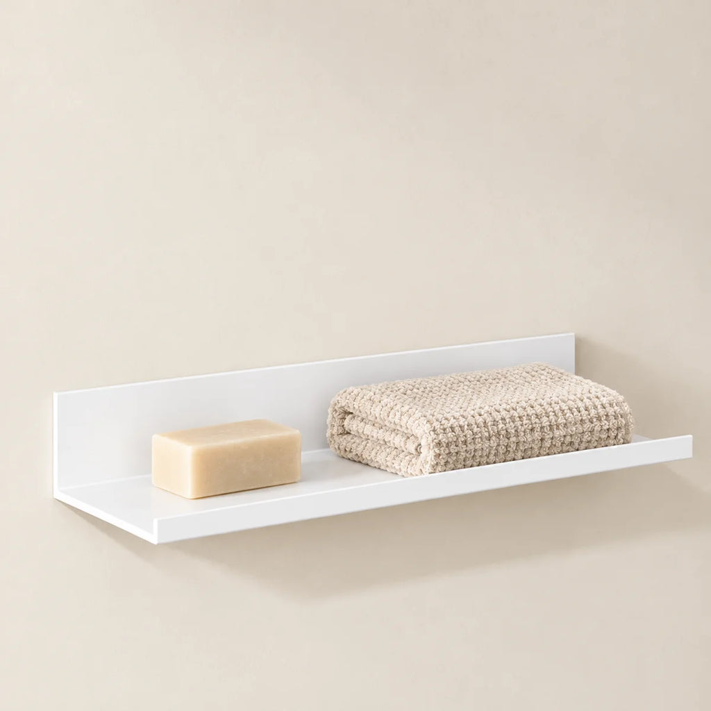 Étagère salle de bain avec rebord blanche 40 cm : mise en situation avec un savon et un linge comme repère, accessoire non inclus