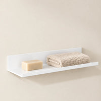 Étagère salle de bain avec rebord blanche 40 cm : mise en situation avec un savon et un linge comme repère, accessoire non inclus