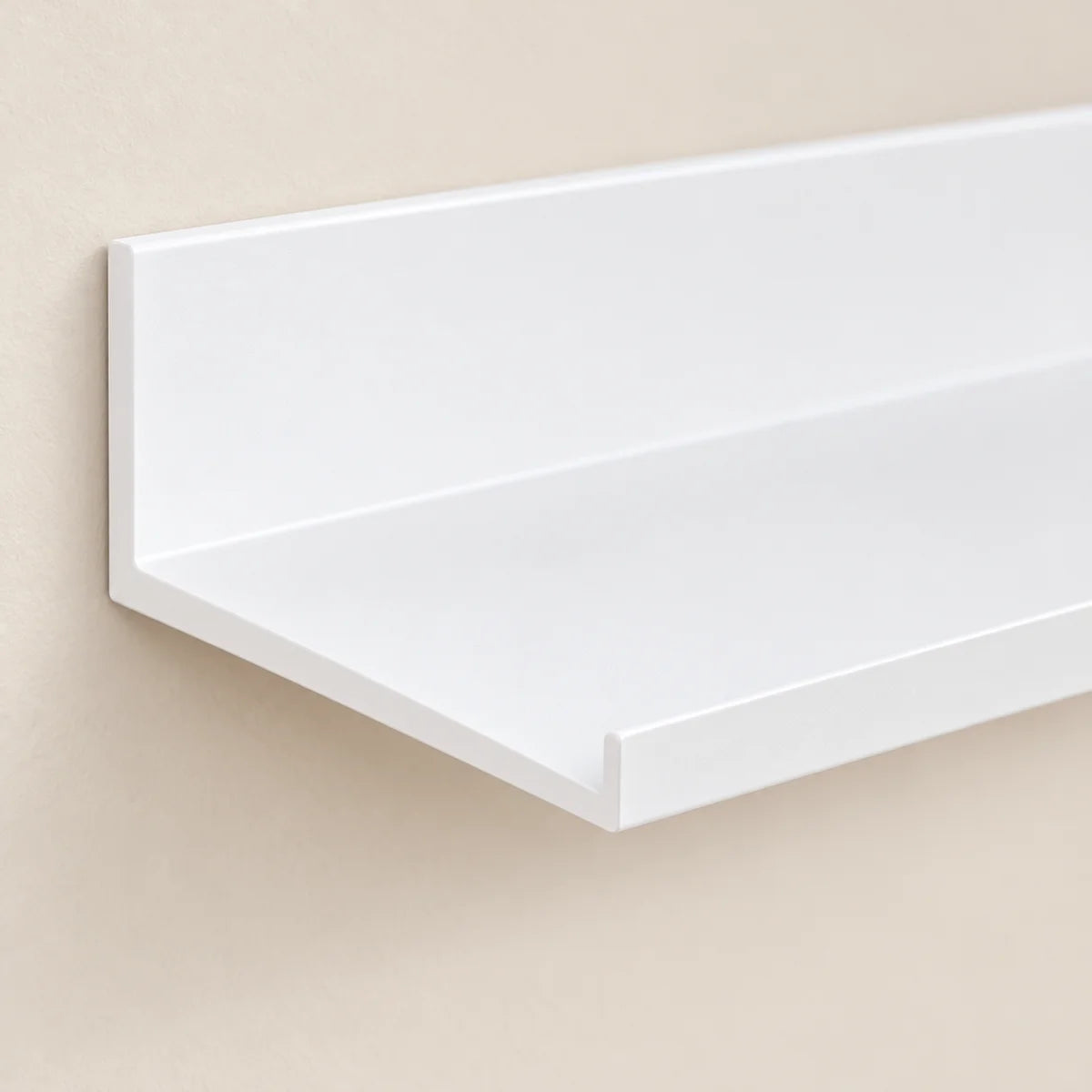 Étagère salle de bain avec rebord blanche 50 cm : détail photographique de la matière et du rebord