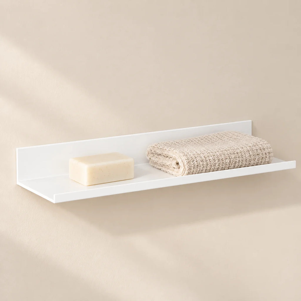 Étagère salle de bain avec rebord blanche 50 cm : mise en situation avec un savon et un linge comme repère, accessoire non inclus