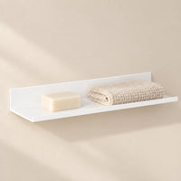 Étagère salle de bain avec rebord blanche 50 cm : mise en situation avec un savon et un linge comme repère, accessoire non inclus
