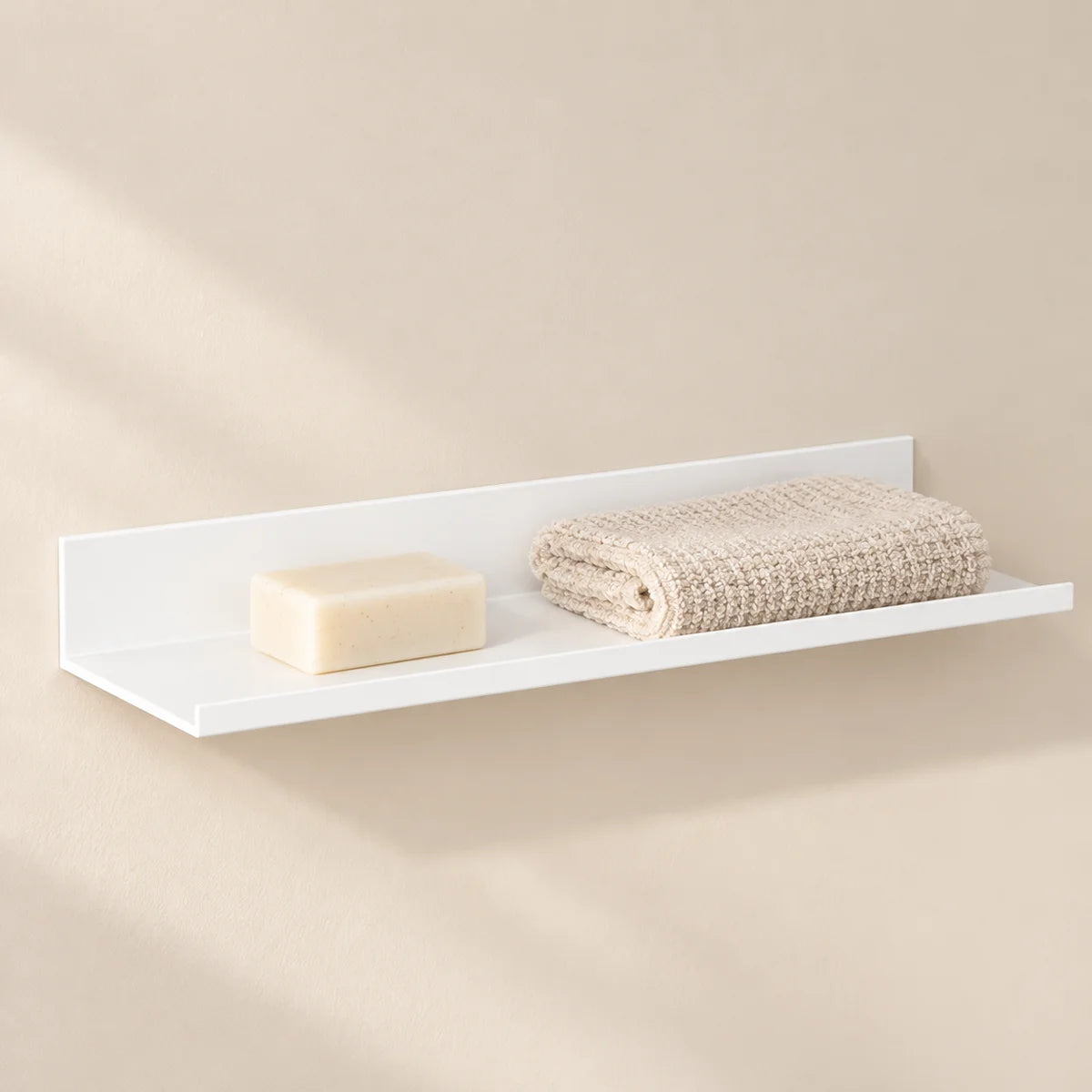 Étagère salle de bain avec rebord blanche 50 cm : mise en situation avec un savon et un linge comme repère, accessoire non inclus