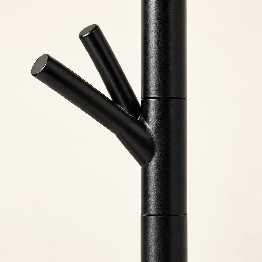 Porte-manteau moderne noir base plastique 175 cm : détail photographique de la matière et du crochet
