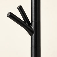 Porte-manteau moderne noir base plastique 175 cm : détail photographique de la matière et du crochet