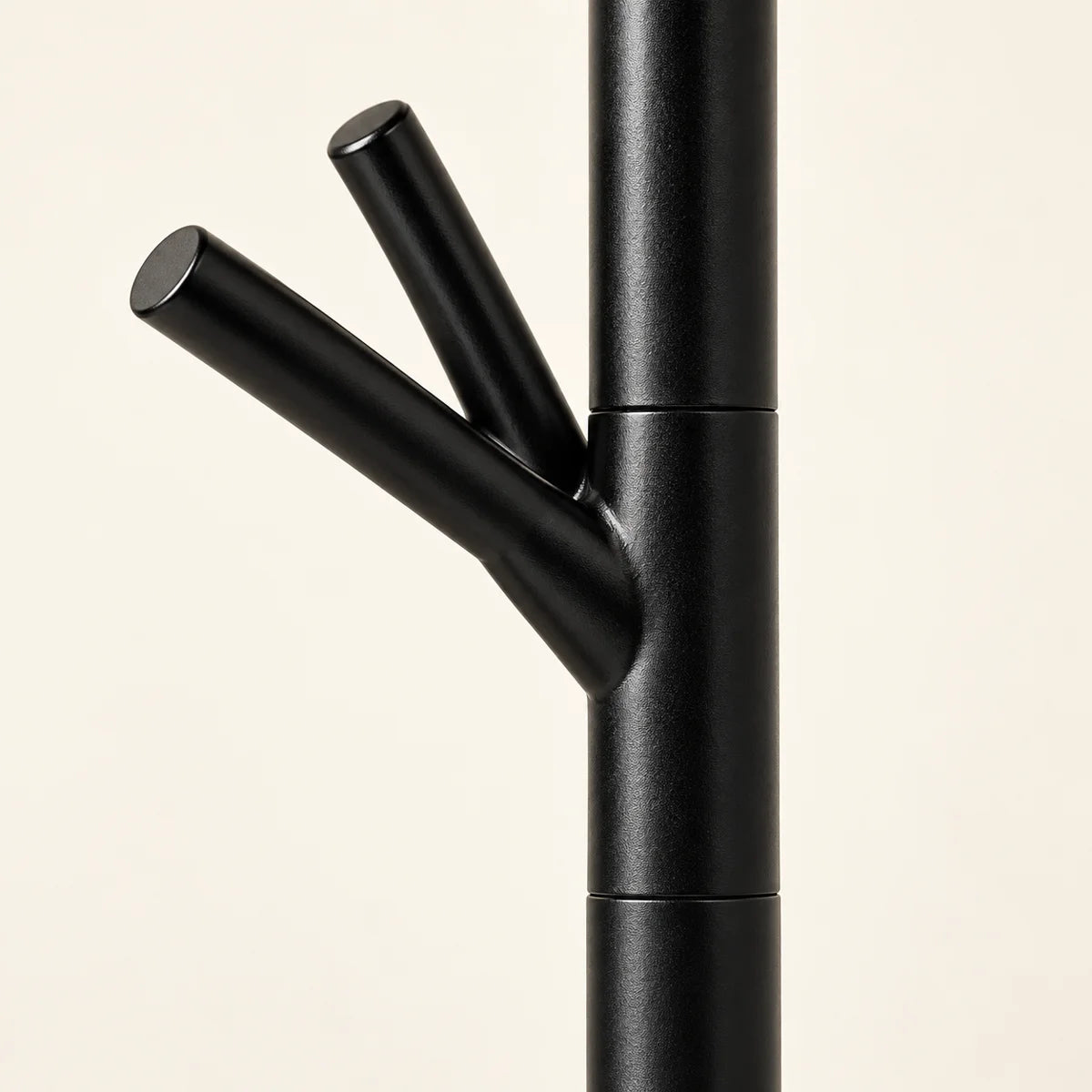 Porte-manteau moderne noir base plastique 175 cm : détail photographique de la matière et du crochet