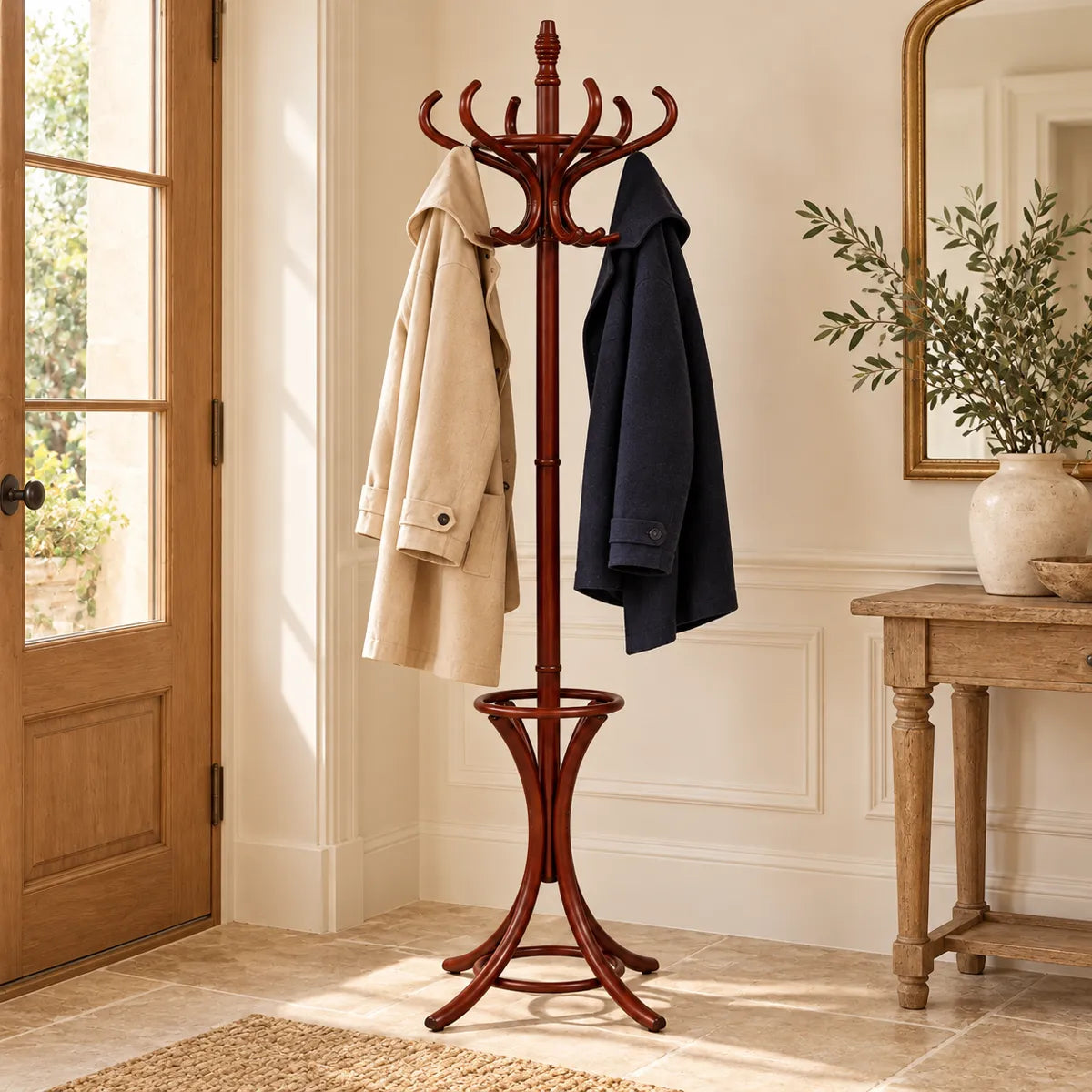 Porte-manteau perroquet bois brun avec porte-parapluies : mise en situation avec deux manteaux suspendus, accessoires non inclus
