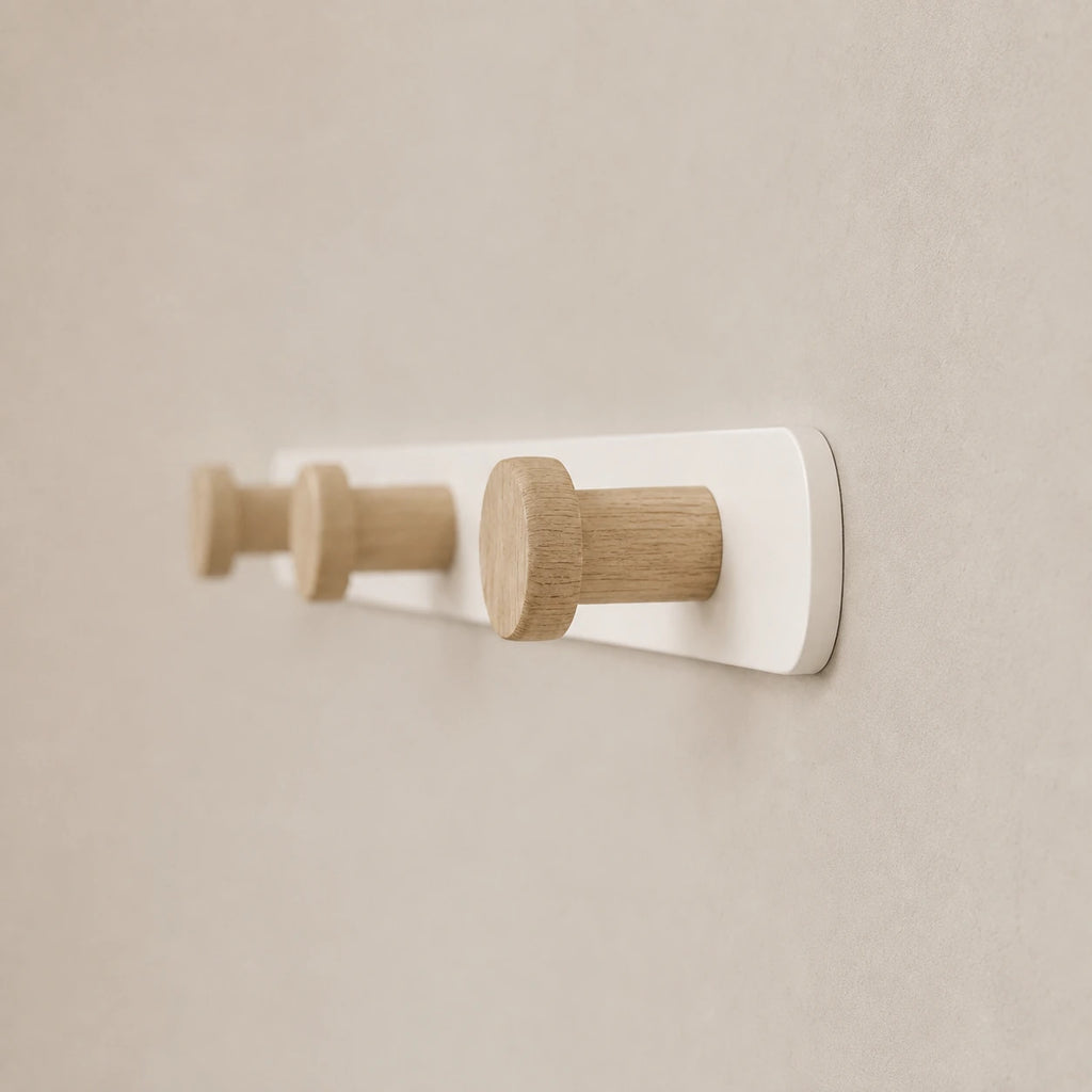 porte-manteau mural bois bois vue de profil plaque métal blanc