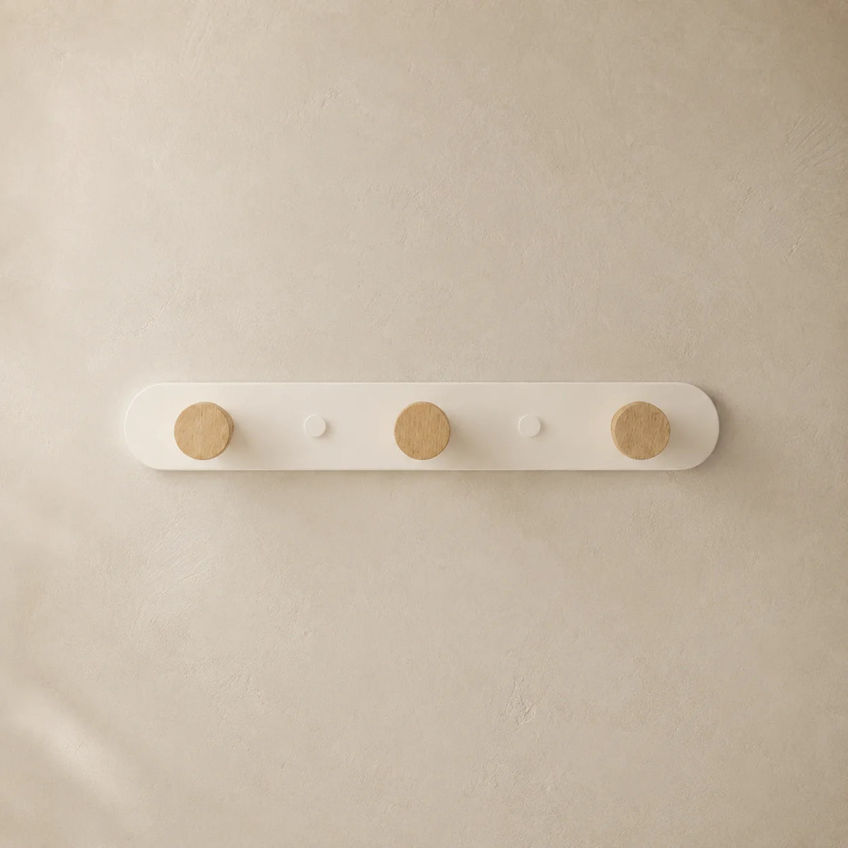 porte-manteau bois mural vue de face blanc laiteux mur