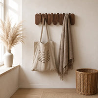 Porte-manteau mural noyer dans une entrée scandinave minimaliste