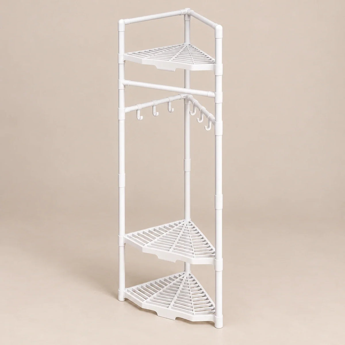 Vue de trois quarts du meuble d’angle blanc et de ses tablettes triangulaires