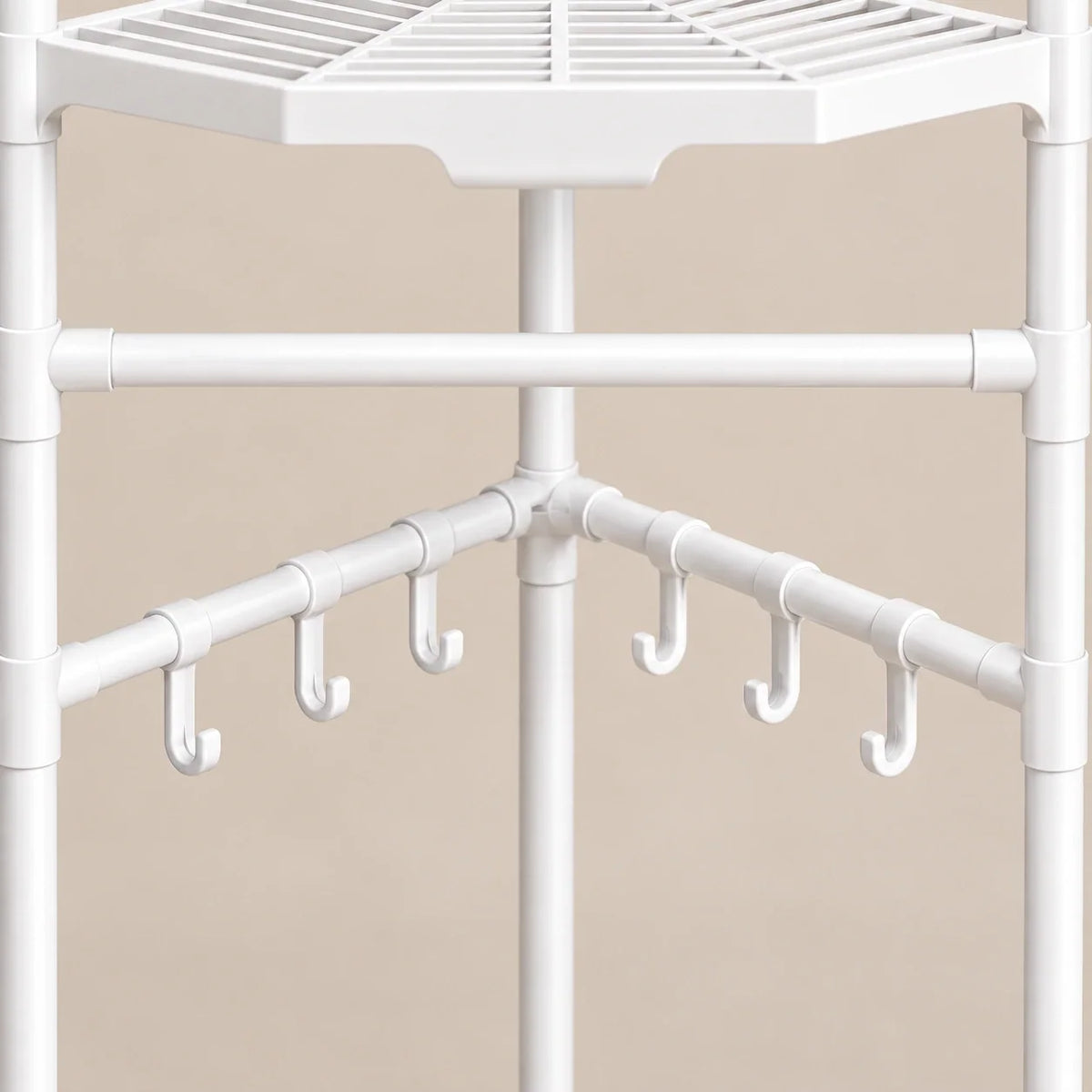 Détail des petits crochets et des raccords du porte-manteau blanc