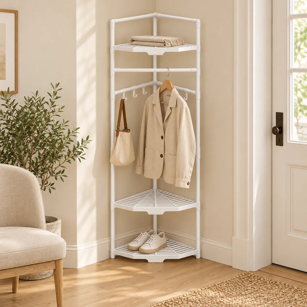 Meuble d’angle blanc avec veste suspendue, sac et chaussures dans une entrée claire