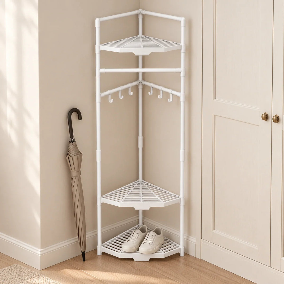 Porte-manteau blanc à côté d’un parapluie fermé pour illustrer son échelle