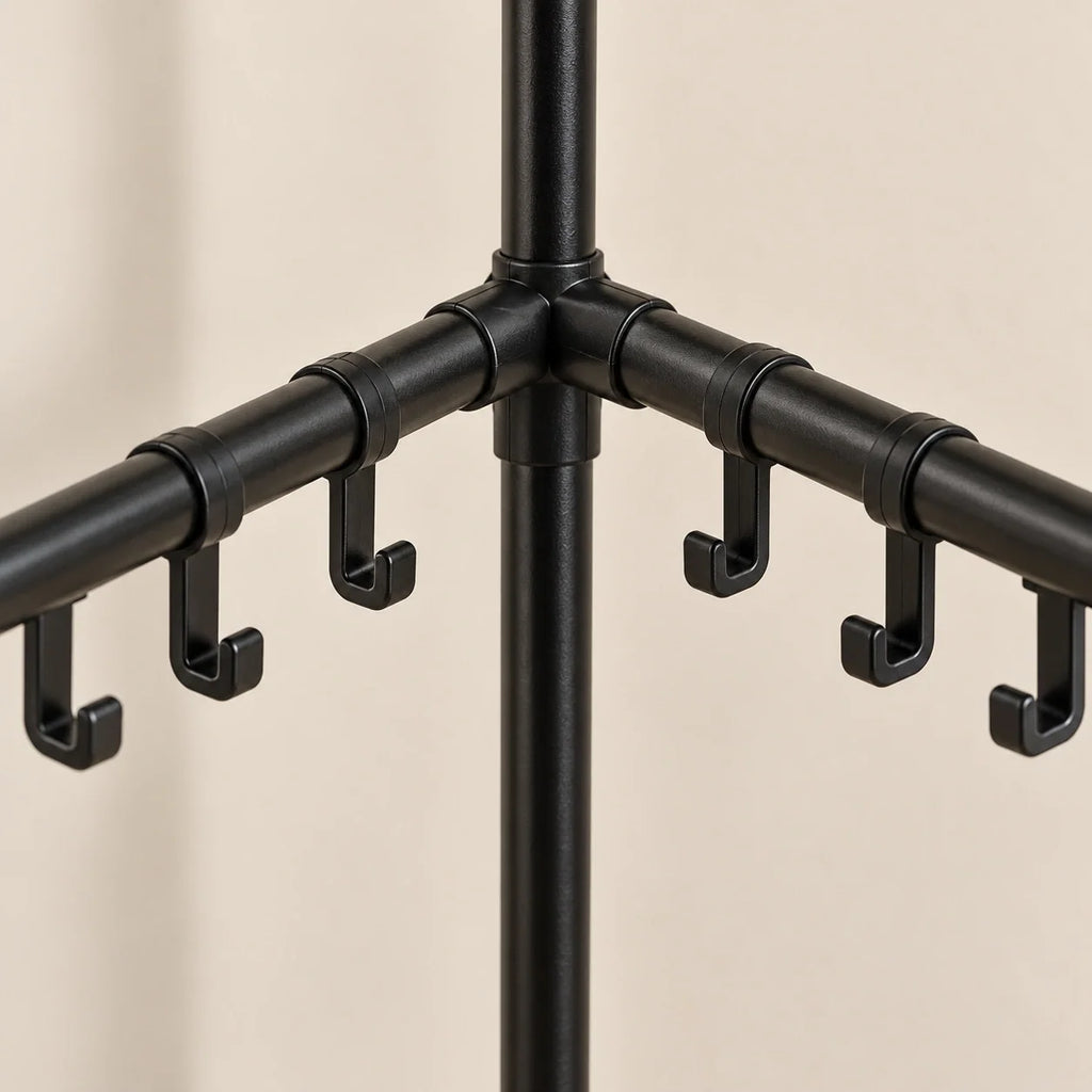Détail des petits crochets et des raccords du porte-manteau noir