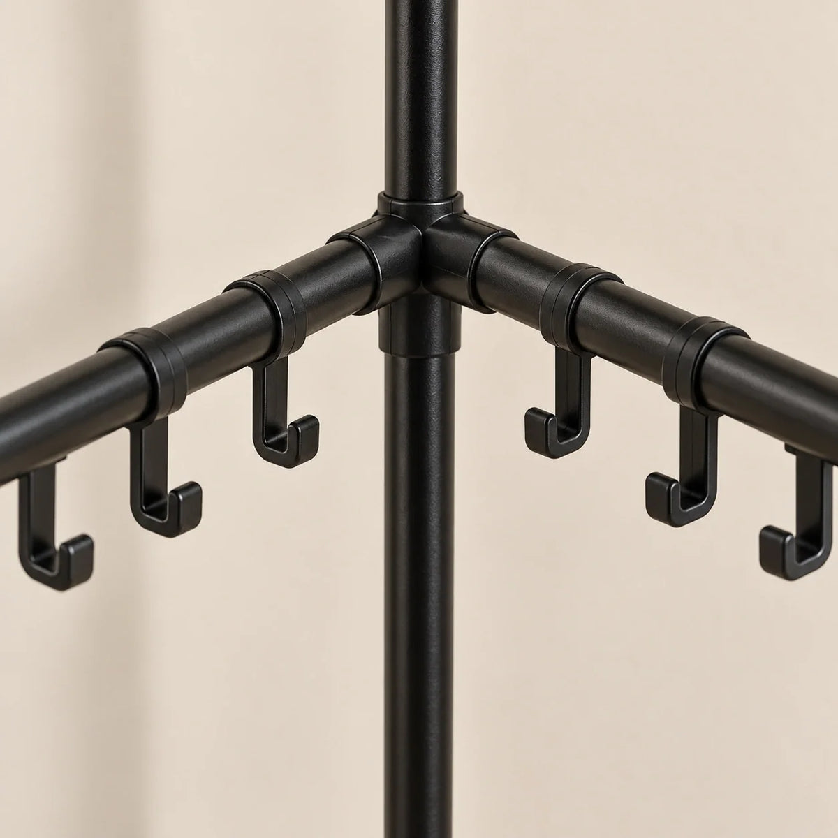Détail des petits crochets et des raccords du porte-manteau noir