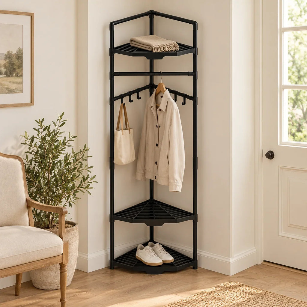 Meuble d’angle noir avec veste suspendue, sac et chaussures dans une entrée claire