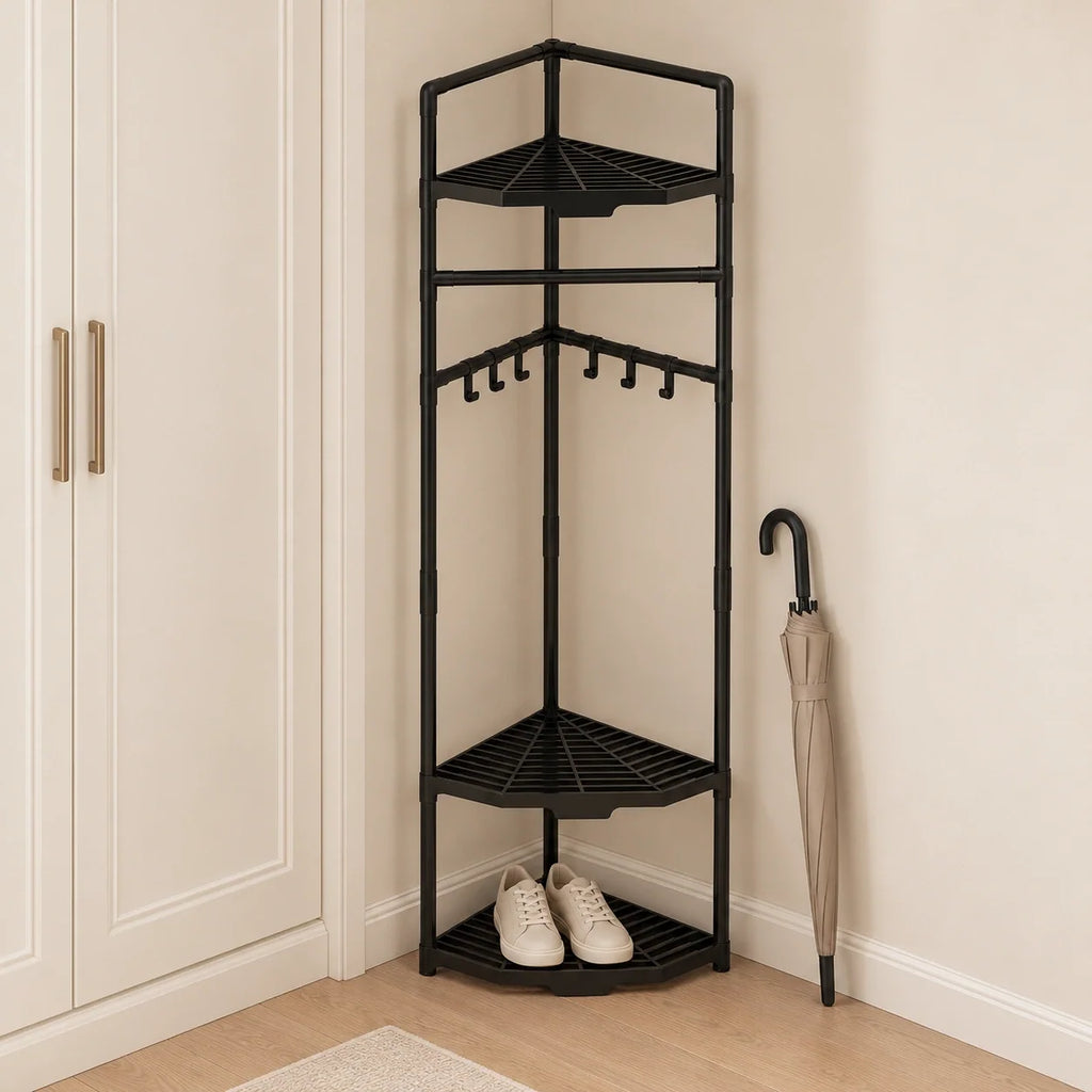 Porte-manteau noir à côté d’un parapluie fermé pour illustrer son échelle