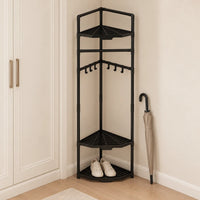 Porte-manteau noir à côté d’un parapluie fermé pour illustrer son échelle