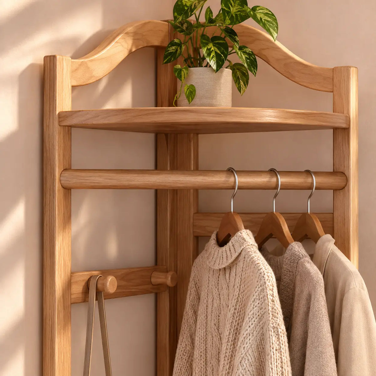 Porte-manteau d'angle bois naturel taille M, 40 × 40 cm, 6 crochets : détail de la tringle, des crochets et de la finition