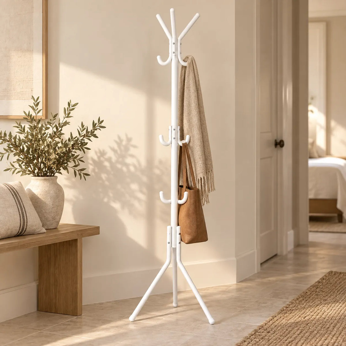 porte-manteau sur pied blanc 9 patères 166 cm – mise en situation dans un intérieur
