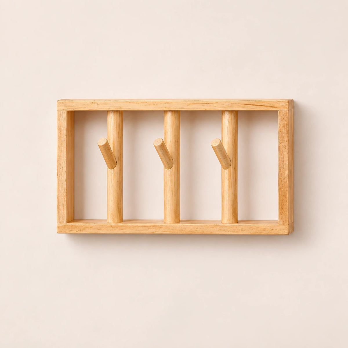 patère murale bois vernis 30 cm 3 patères avec tablette – vue principale sur fond beige