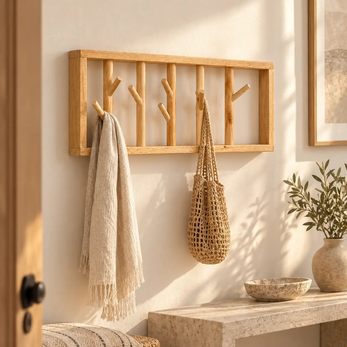 porte-manteau mural bois vernis 50 cm 5 patères – mise en situation dans un intérieur