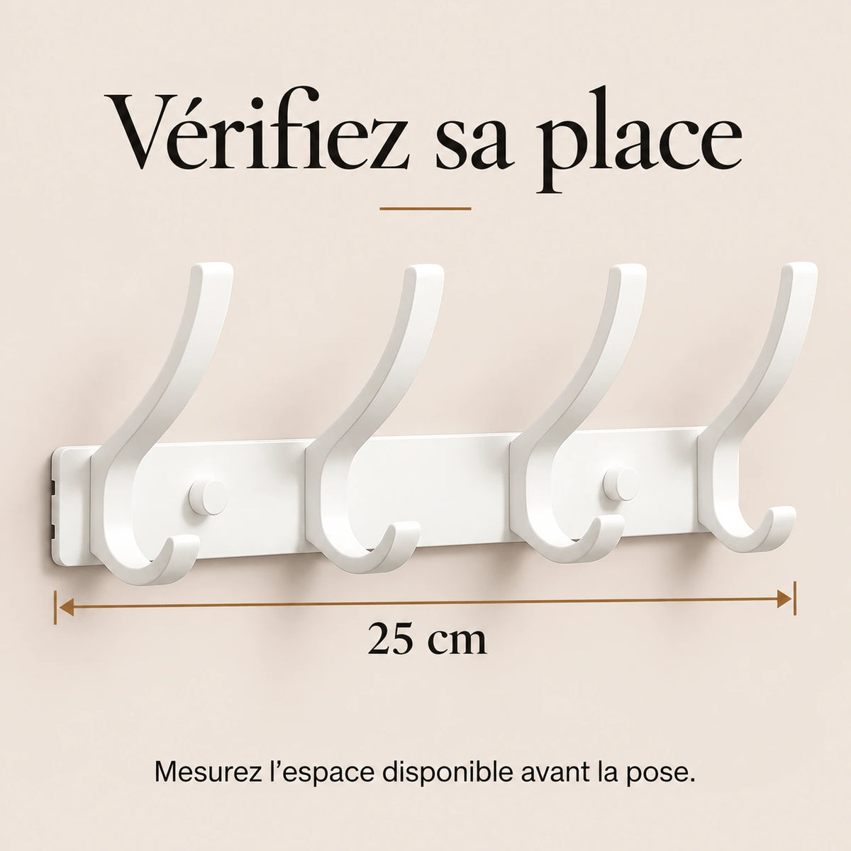Dimensions de la patère murale blanc crème à quatre crochets : largeur de 25 cm.