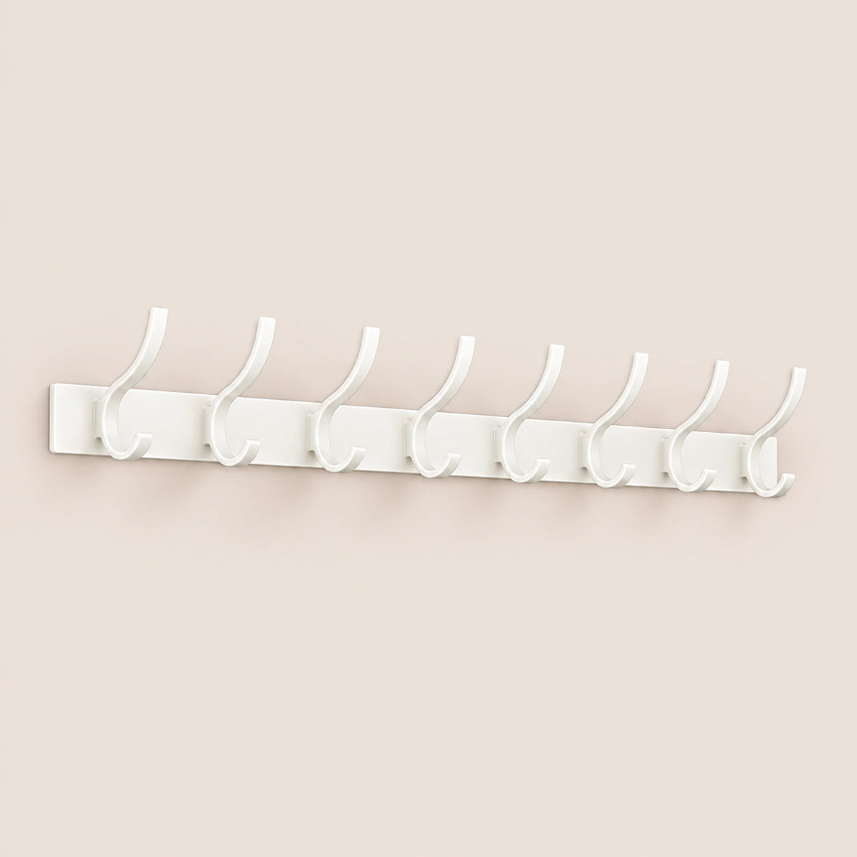 Patère murale de salle de bain, variante Blanc crème 8 crochets, sur fond beige.