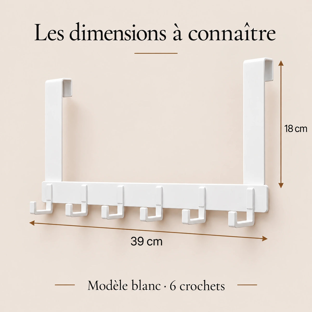 Dimensions du porte-manteau sur porte blanc à six crochets : largeur 39 cm et hauteur des supports 18 cm.