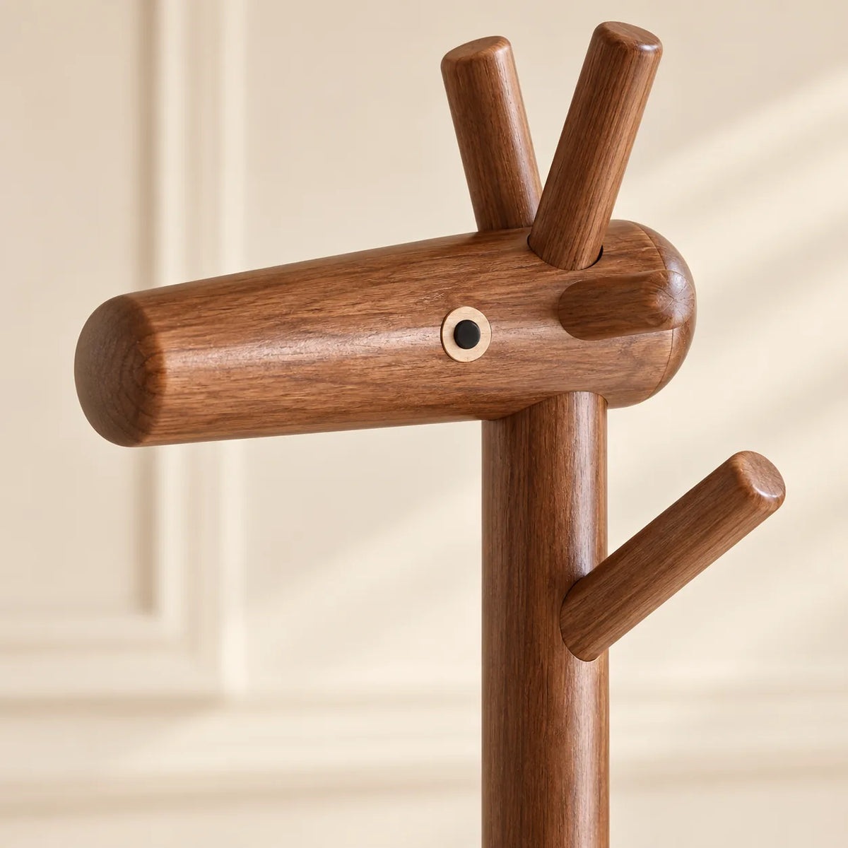Détail du banc porte-manteau noyer 55 cm