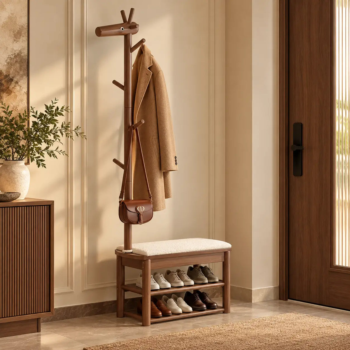 Banc porte-manteau noyer 70 cm en situation dans une entrée
