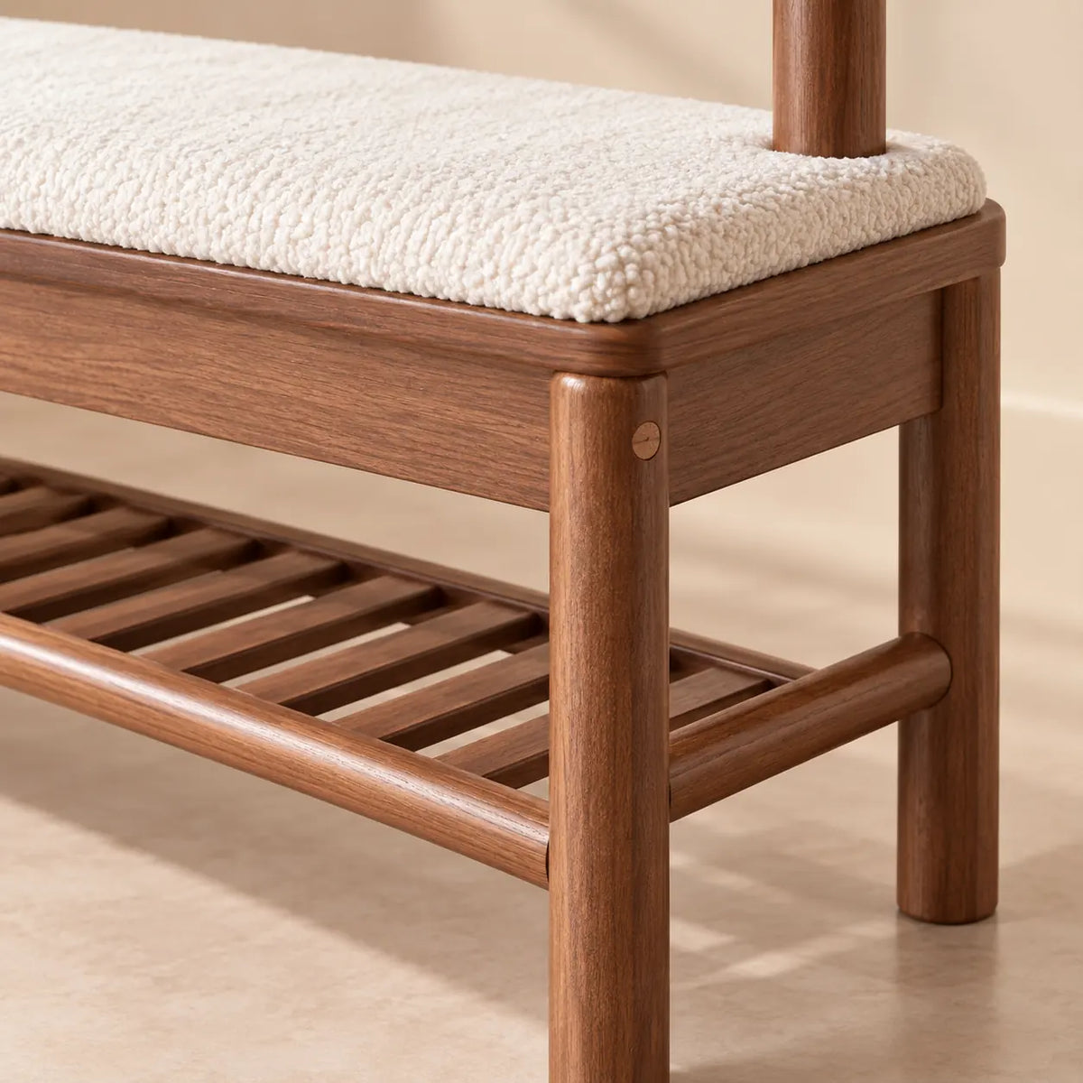 Détail du banc porte-manteau noyer 70 cm