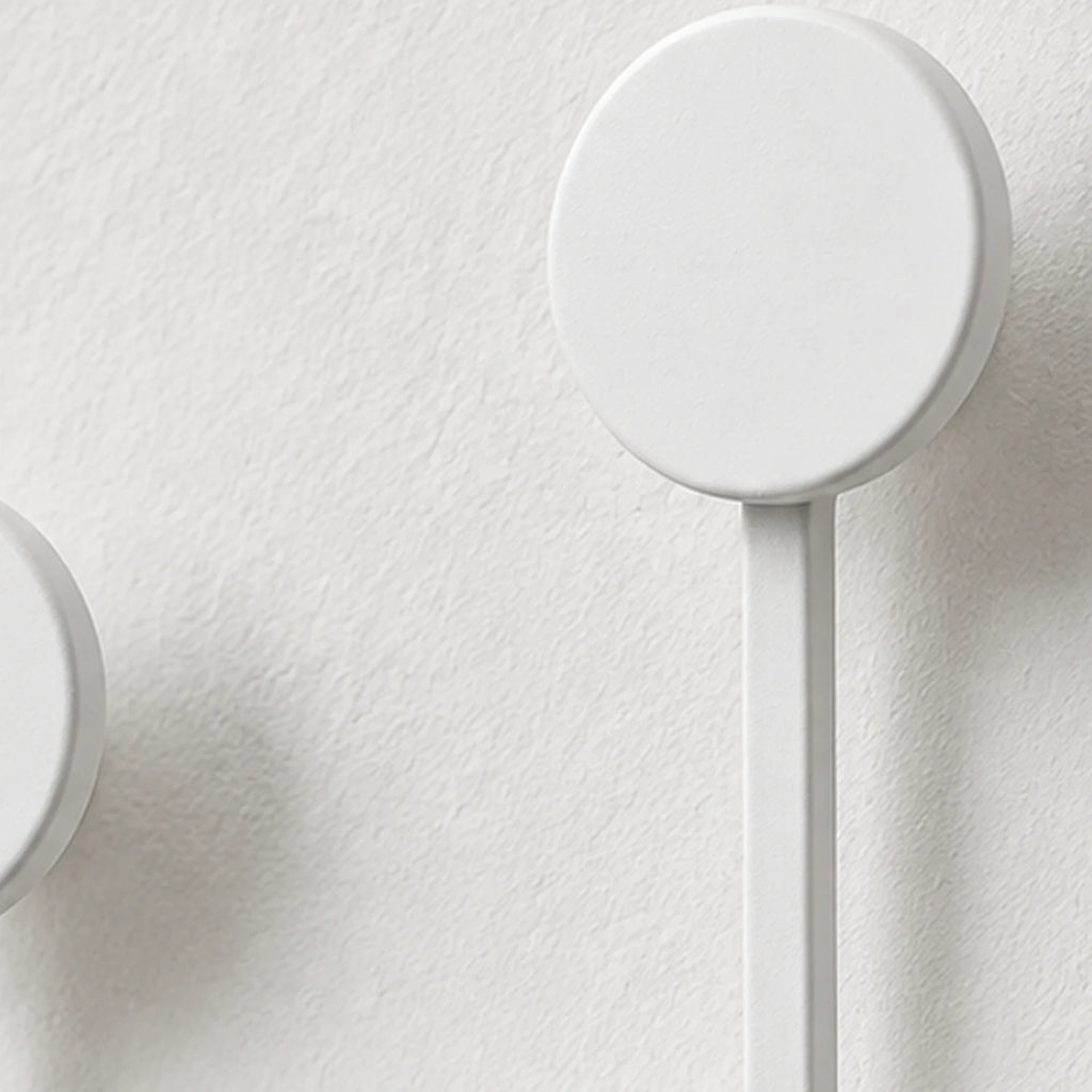 Détail d’un disque et de la structure métallique blanc