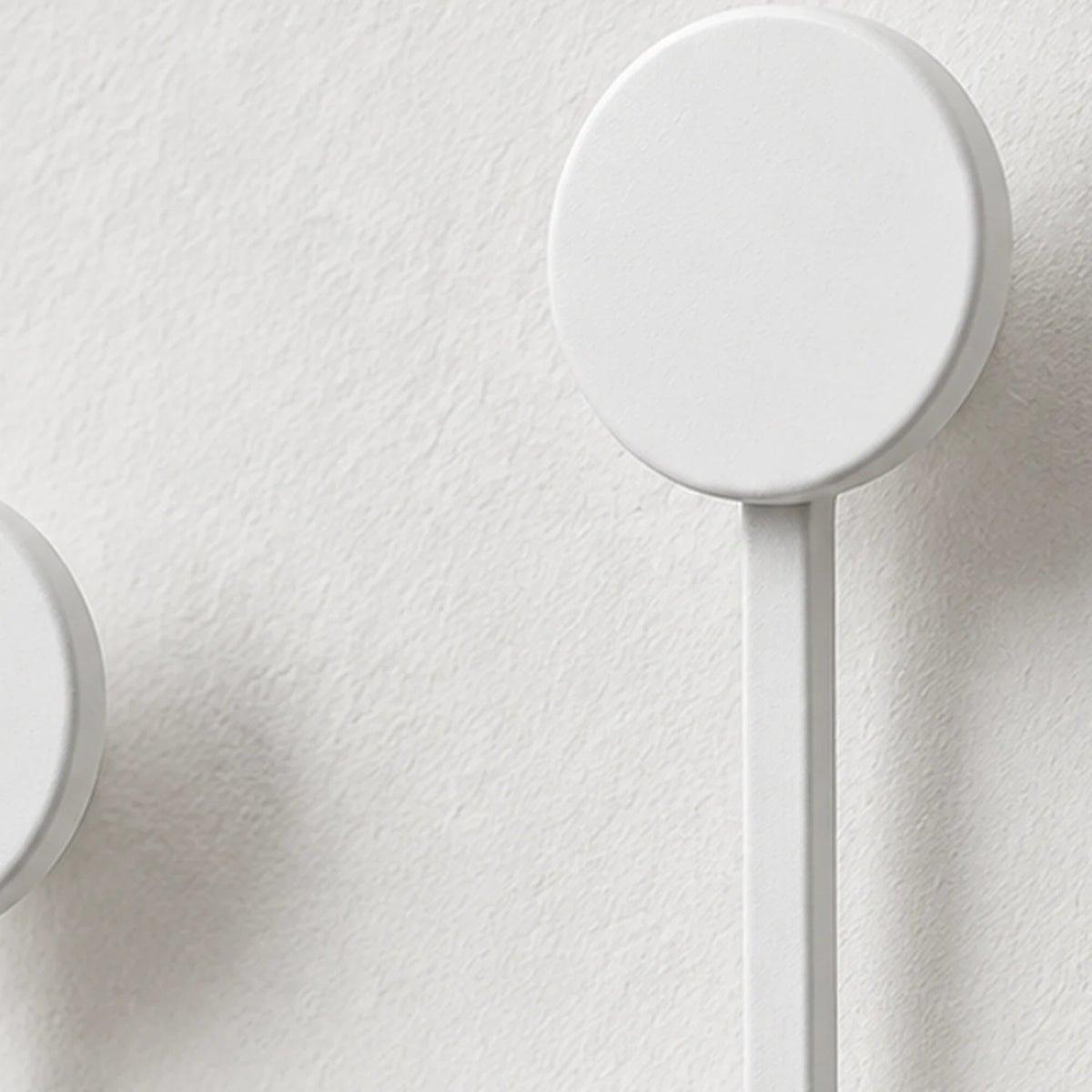 Détail d’un disque et de la structure métallique blanc