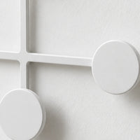 Détail de finition du porte-manteau mural blanc